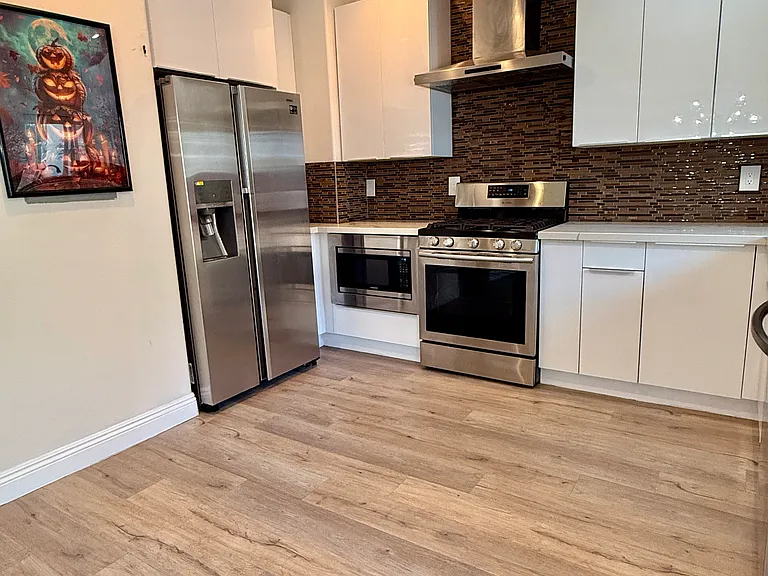 KITCHEN (1ST FOOR)