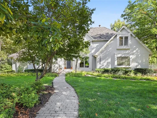 12529 Sherwood St, Leawood, KS 66209