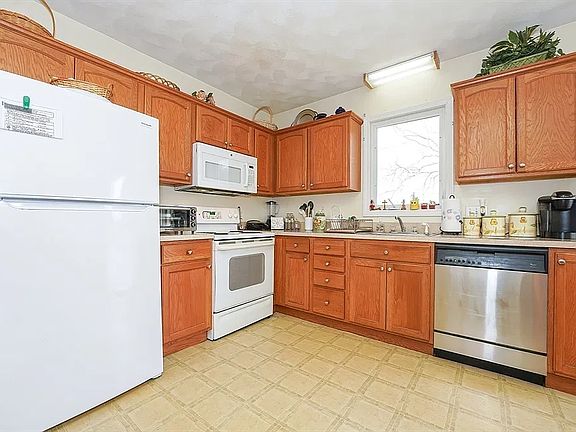 4th image of 102 Parker Rd APT 1