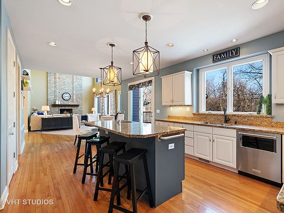 5th image of 327 Carriage Hill Cir