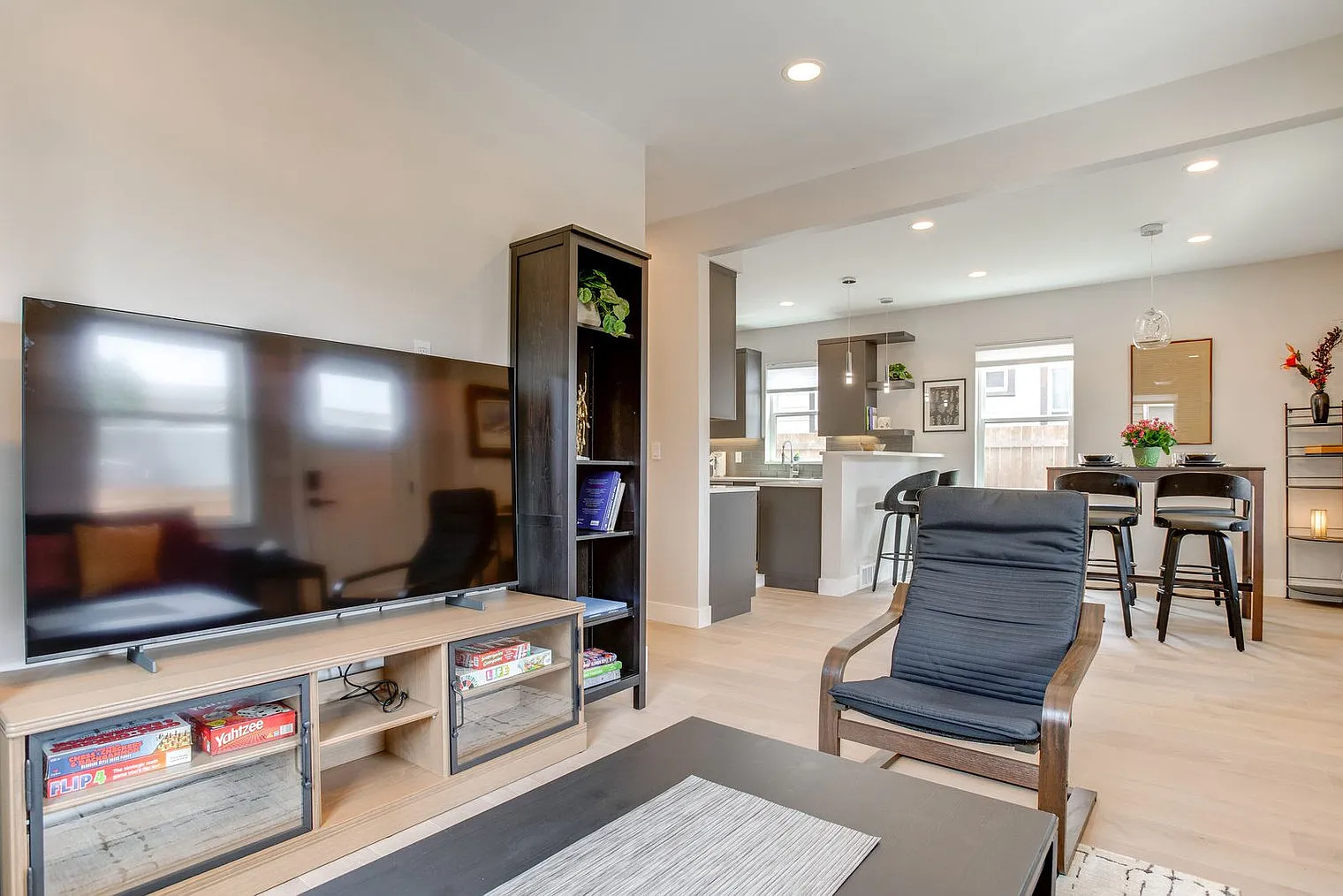3 bed, 2.0 bath, 1593 sqft, $4,581 — Photo 2