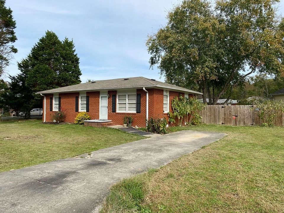 2nd image of 108 Whispering Pine Ln