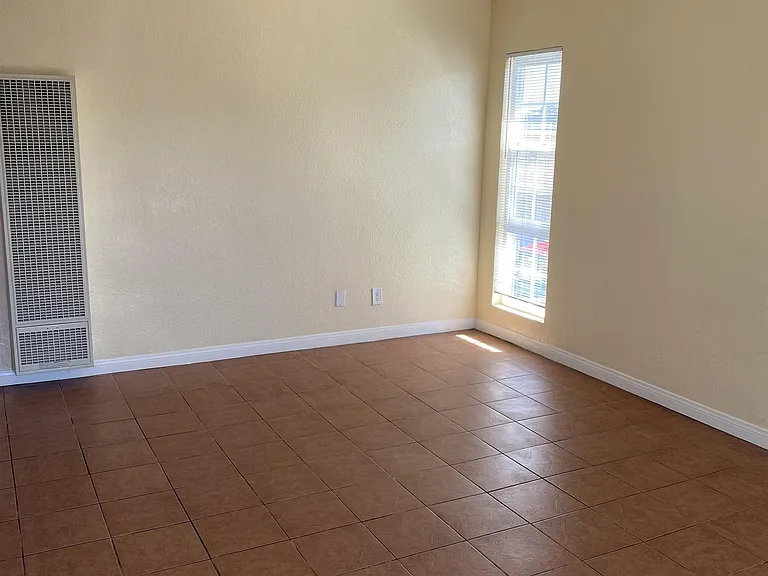 132 E Bay St #D — Photo 2