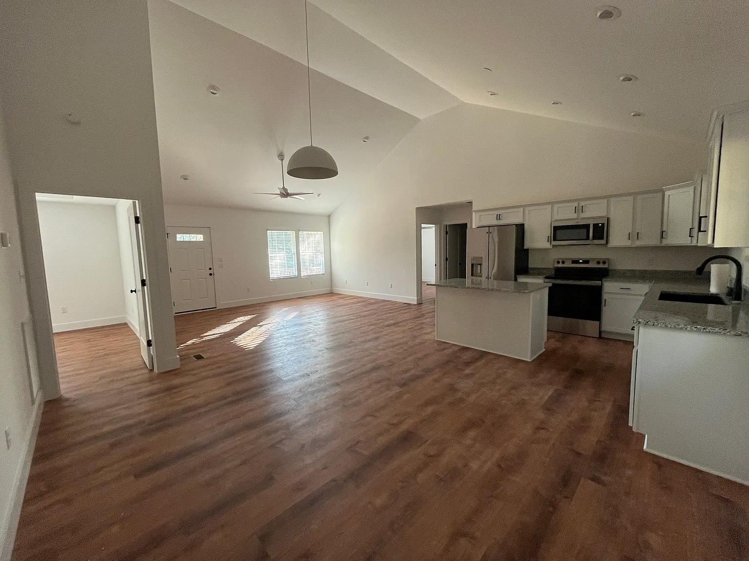 3 bed, 1382 sqft, $1,900 — Photo 2