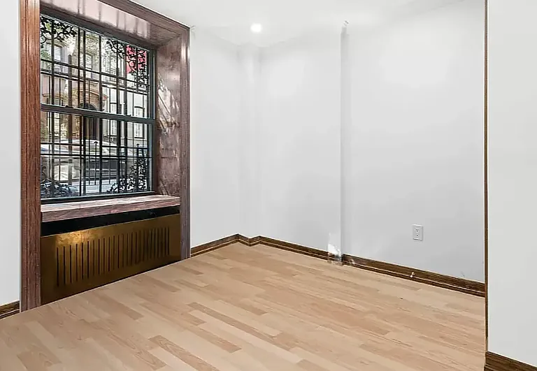 121 E 37th St #1B — Photo 3
