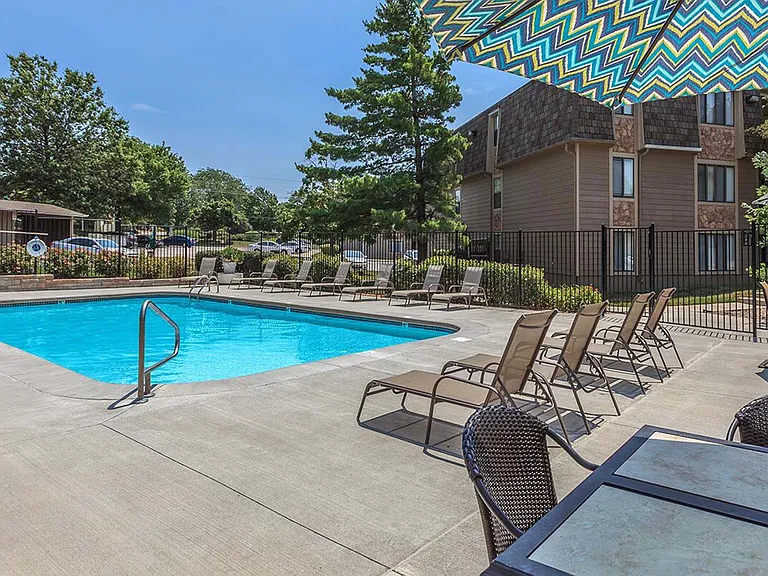 Bristol Pointe Apartments — Photo 9
