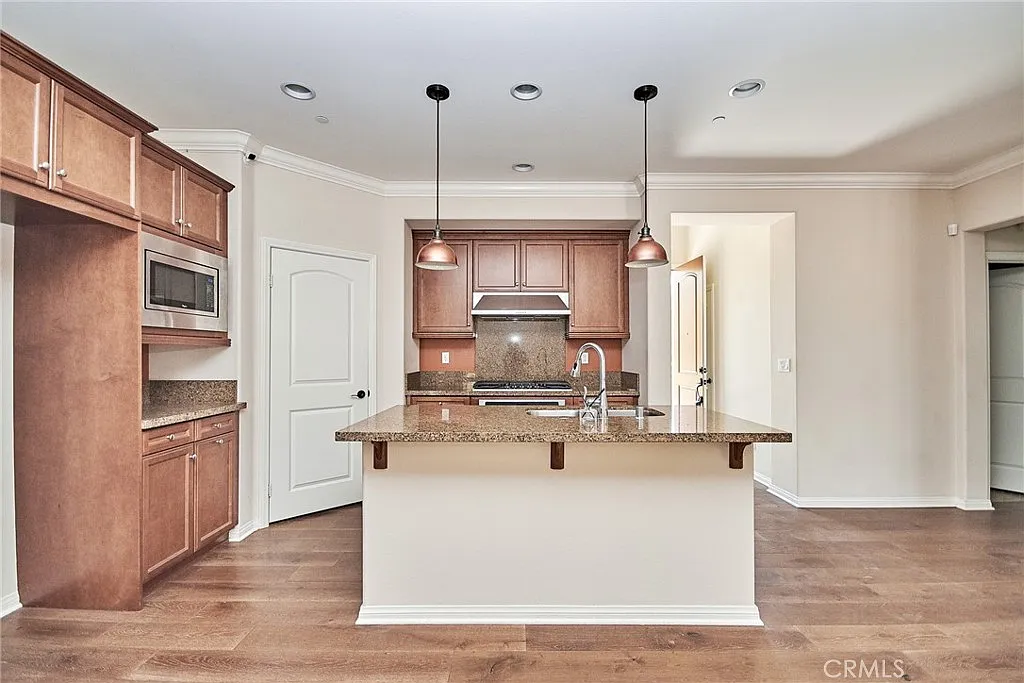 4 bed, 2063 sqft, $4,950 — Photo 4