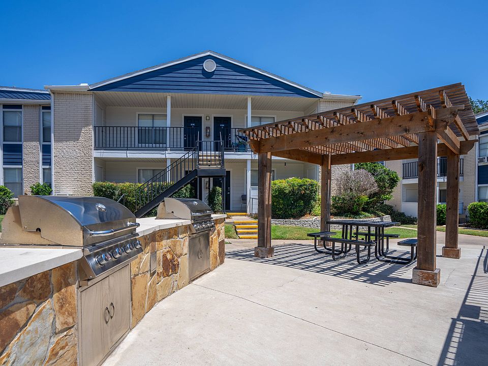 Outdoor Grilling Station at Sandstone Apartments