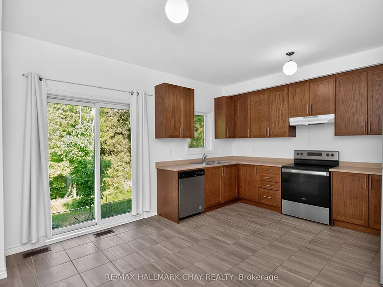 38 Milson Cres — Photo 8