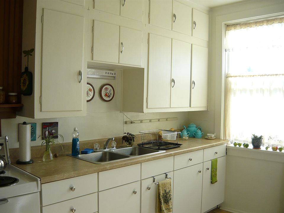 2nd image of 210 Fair St