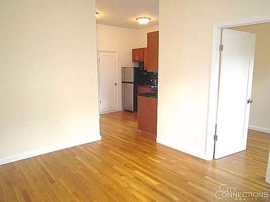 5th image of 409 W 52nd St APT 5R