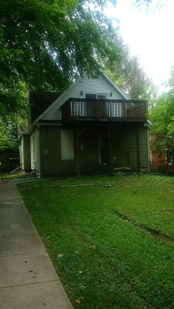 Directly Behind "The Elm" Restaurant.Beautiful 4 BD/2 BA Home — Photo 2