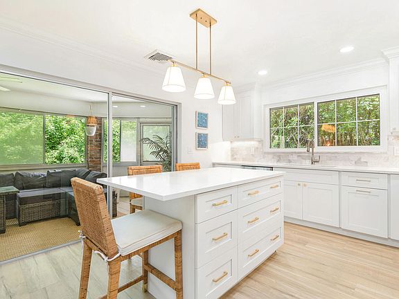 5th image of 410 Pine Tree Court