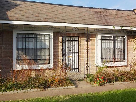 HOME SWEET HOME! BEAUTIFUL WELL-KEPT TOWNHOME AS A STARTER HOME.