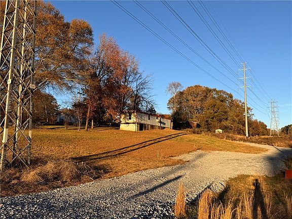 3rd image of 208 Hedge St