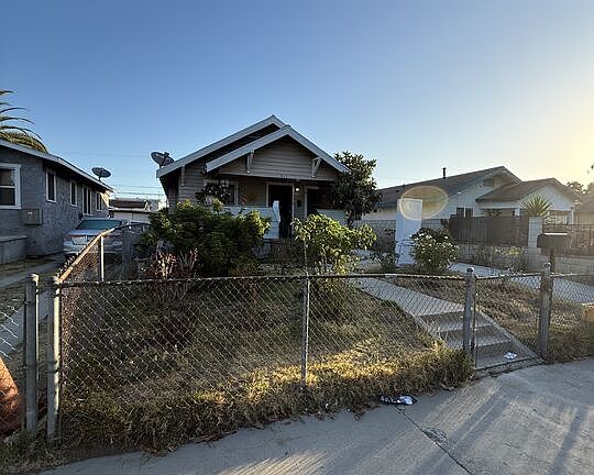 2nd image of 913 W 77th St