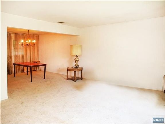 4th image of 379 Webster Dr