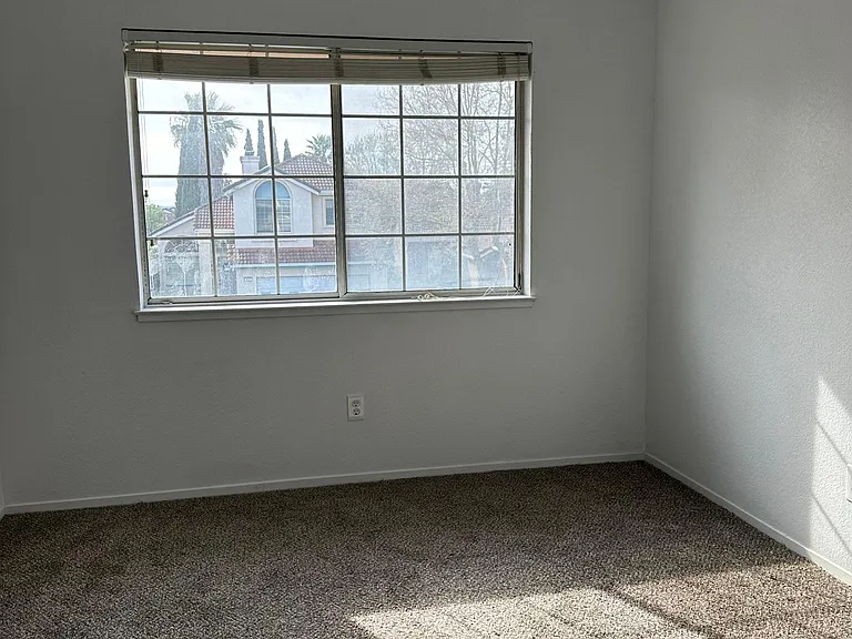 418 Kinsmill Ct — Photo 32