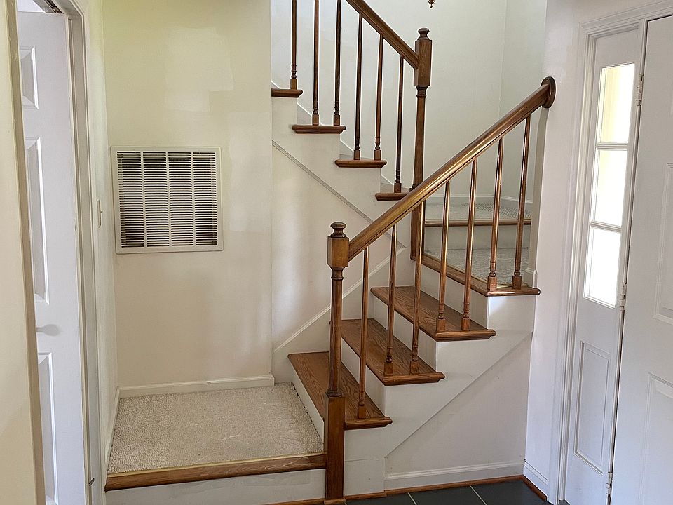 1st image of 303 Jeanette Dr #303