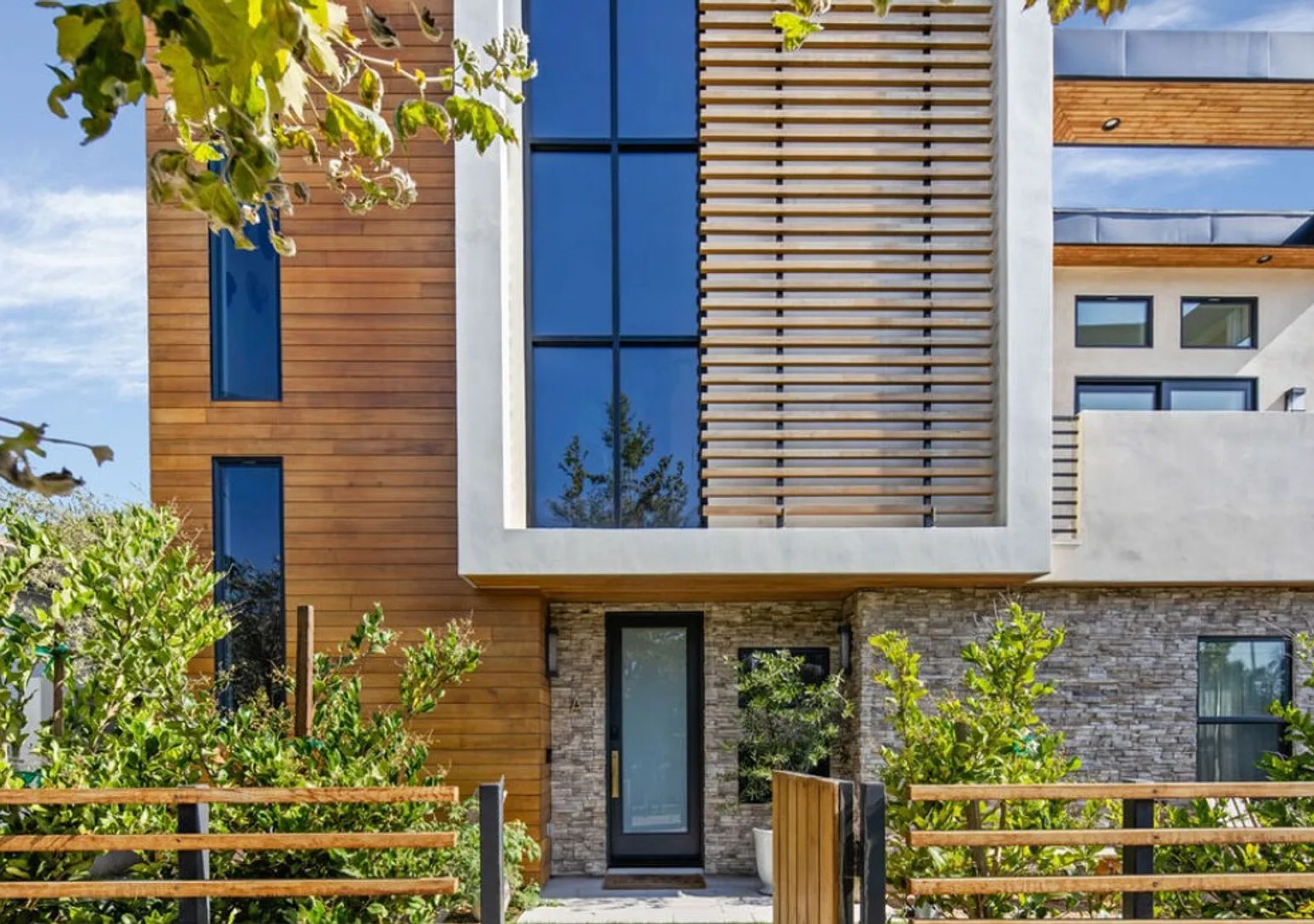 High-End Westside Rental on Washington Pl — Photo 1