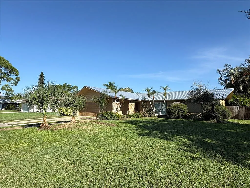 3 bed, 2.0 bath, 1829 sqft, $2,850 — Photo 2