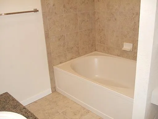 2 bed, 2.0 bath, 1048 sqft, $1,995 — Photo 4