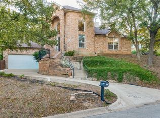1805 Old Oak Dr, Arlington, TX 76012
