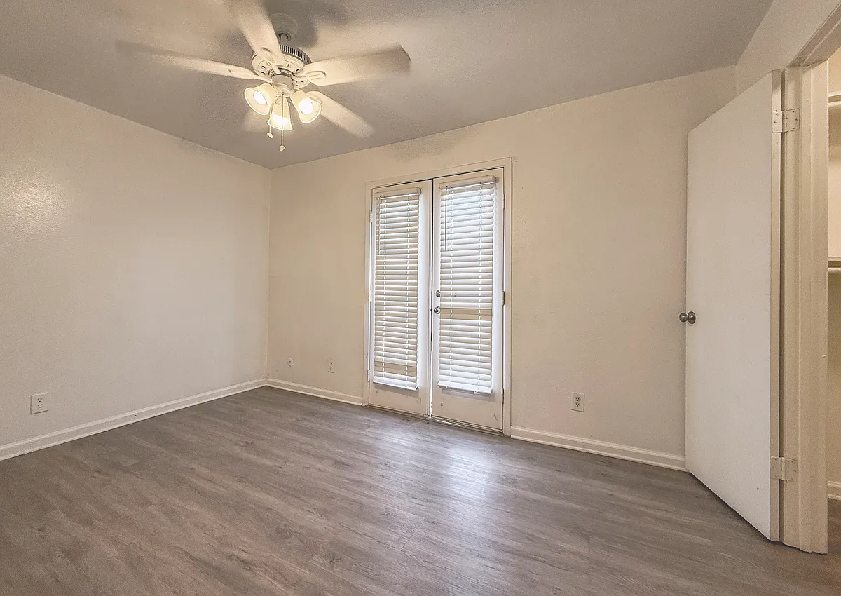 Building Photo - 5029 Live Oak St #9