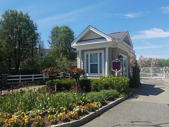 3rd image of 16 Chelsea Dr