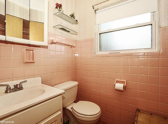 5th image of 3600 W Peterson Ave