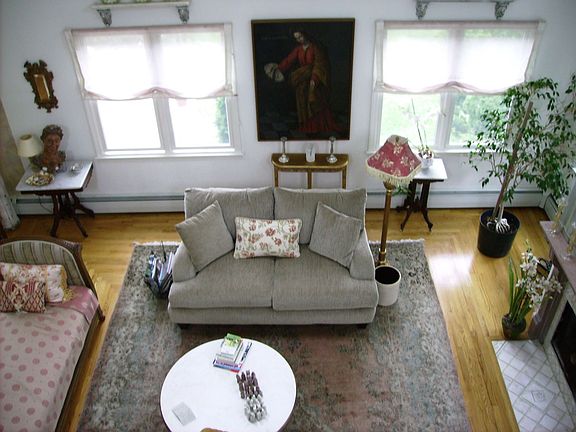 soaring 26' high ceiling