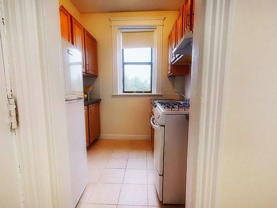 2nd image of 1147 Commonwealth Ave #10