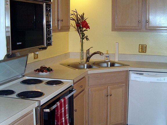 Double oven, great for holiday dinners