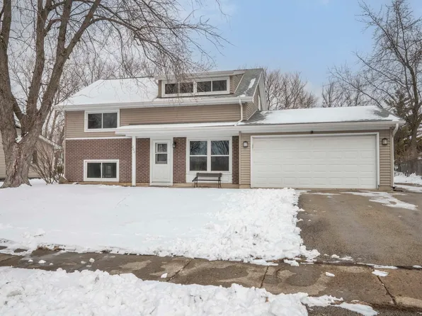 202 Lafayette Dr, Bolingbrook, IL 60440