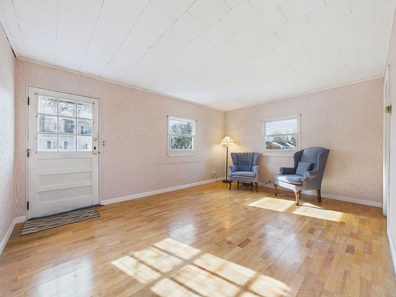 4th image of 44 Belmont St