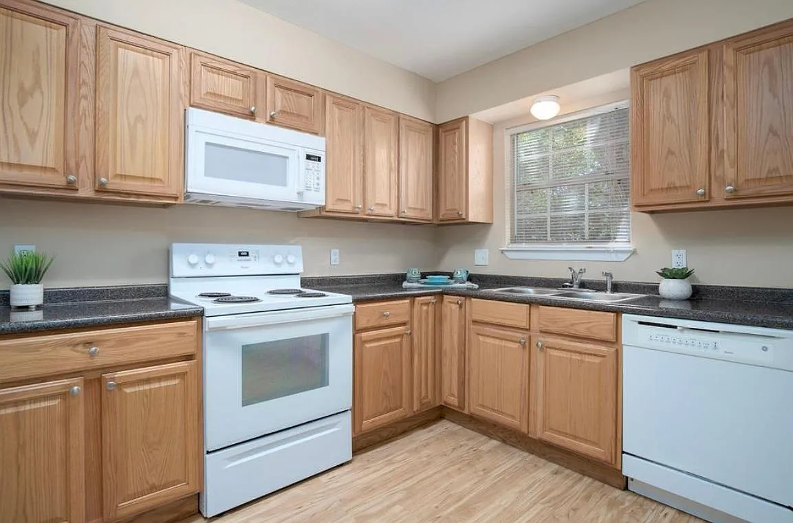 2 bed, 806 sqft, $1,575 — Photo 3