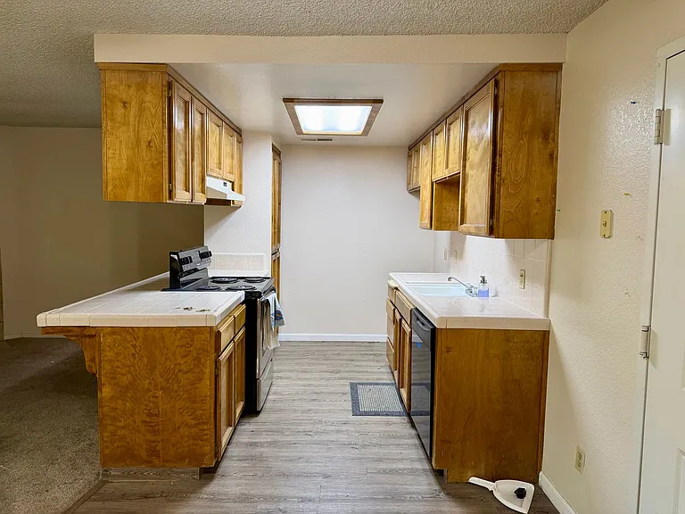 537 W Escalon Ave — Photo 4
