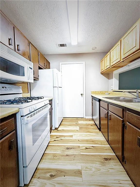 2 bed, 2.0 bath, 1320 sqft, $1,300 — Photo 4