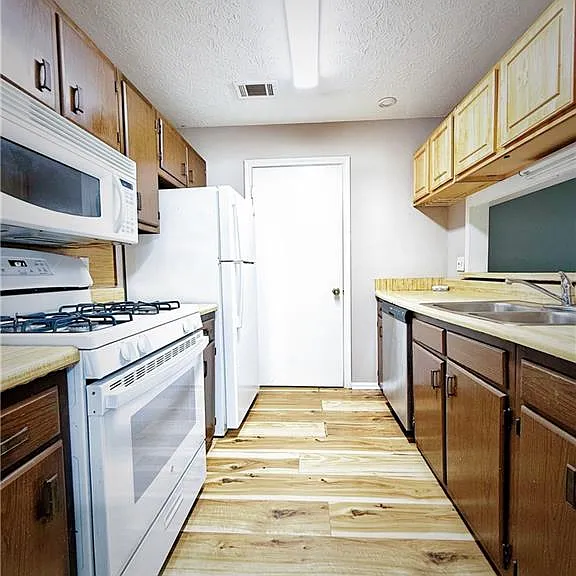 2887 Lakemont Dr SW — Photo 4