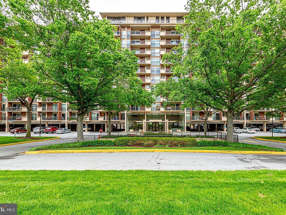 1st image of 1300 Army Navy Dr APT 205
