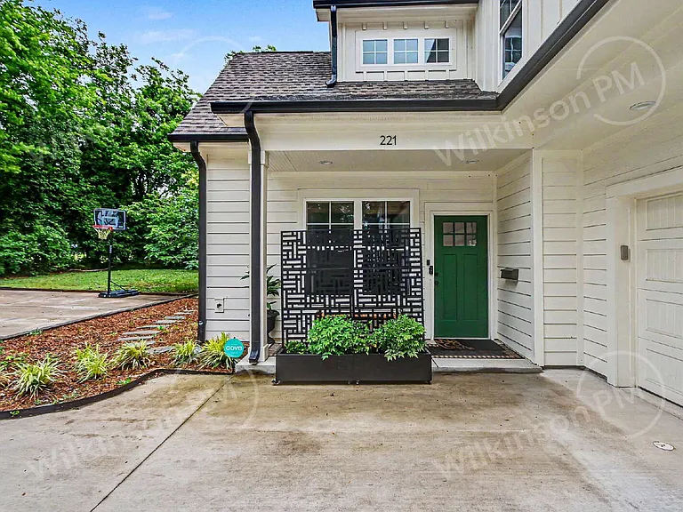 221 Gardner Ave — Photo 3