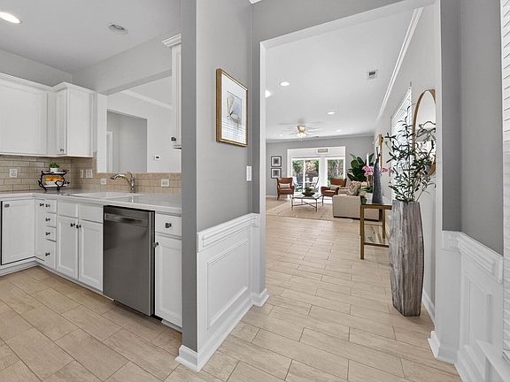 5th image of 302 Fenmore Pl