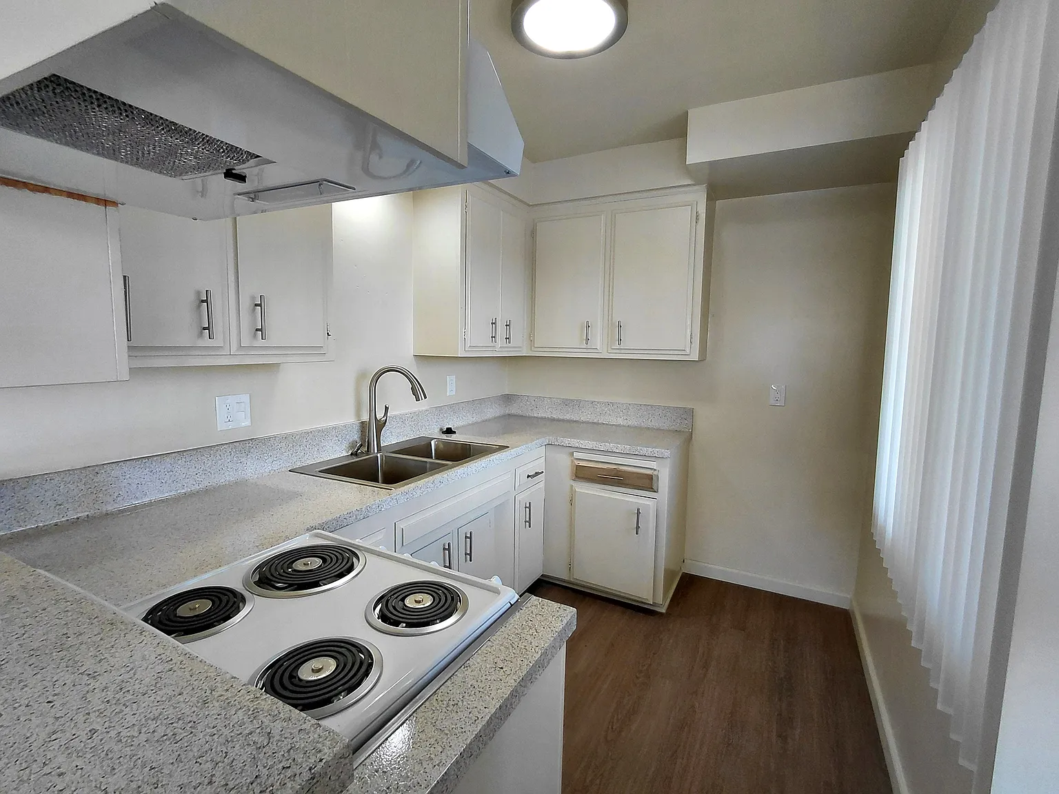 2 bed, 750 sqft, $2,050 — Photo 4