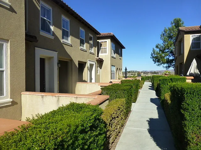 Beautiful 2 bed 2.5 bath unit in sought after community of Cortina in Torrey Highlands — Photo 4
