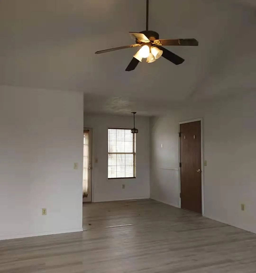 5670 S Pinehurst Ave — Photo 2