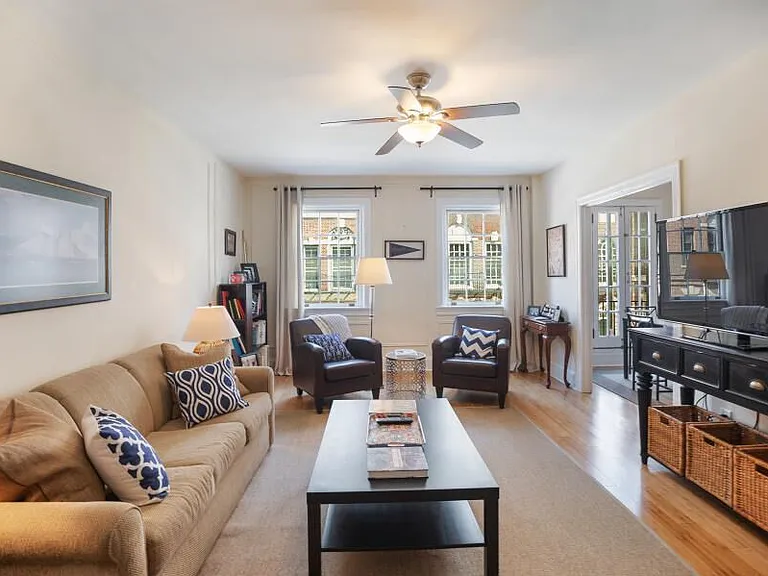 2130 Locust St — Photo 3