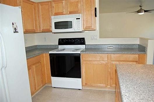 4th image of 113 S 110th Pl
