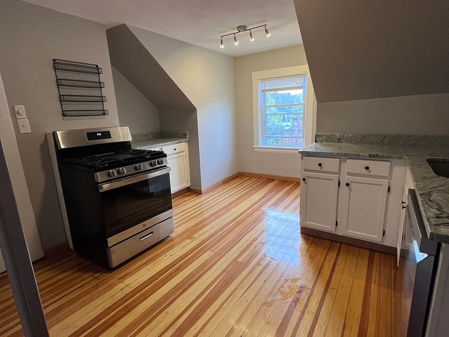 3 bed, 1000 sqft, $2,950 — Photo 2