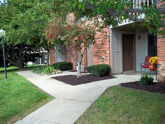 Inviting Building Exteriors - Lancaster Lakes Apartments in Clarkston, MI