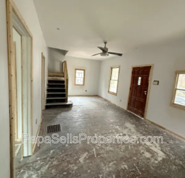327 E Stuart Ave — Photo 3